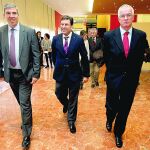 Carlos Fernández Carriedo junto a José Vicente de los Mozos y José Antonio López en el acto de entrega de diplomas.