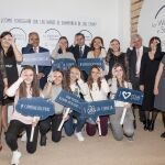 En la foto, participando en la campaña #Descubreconellas, Rafael van Grieken, consejero de Educación e Investigación de la Comunidad de Madrid; Juan Alonso de Lomas, presidente de L’Oréal España; Carmen Vela, secretaria de Estado de Investigación, Desarrollo e Innovación; Pedro M. Echenique, presidente del jurado de los premios L’Oréal-Unesco For Women in Science y presidente del Donostia International Physics Center; un grupo de niñas que acudieron al science dating y las cinco científicas premiadas: Prado Martín, Mariona Coll, Mariam Tórtola; Eva María Fernández y María García-Vergniory.
