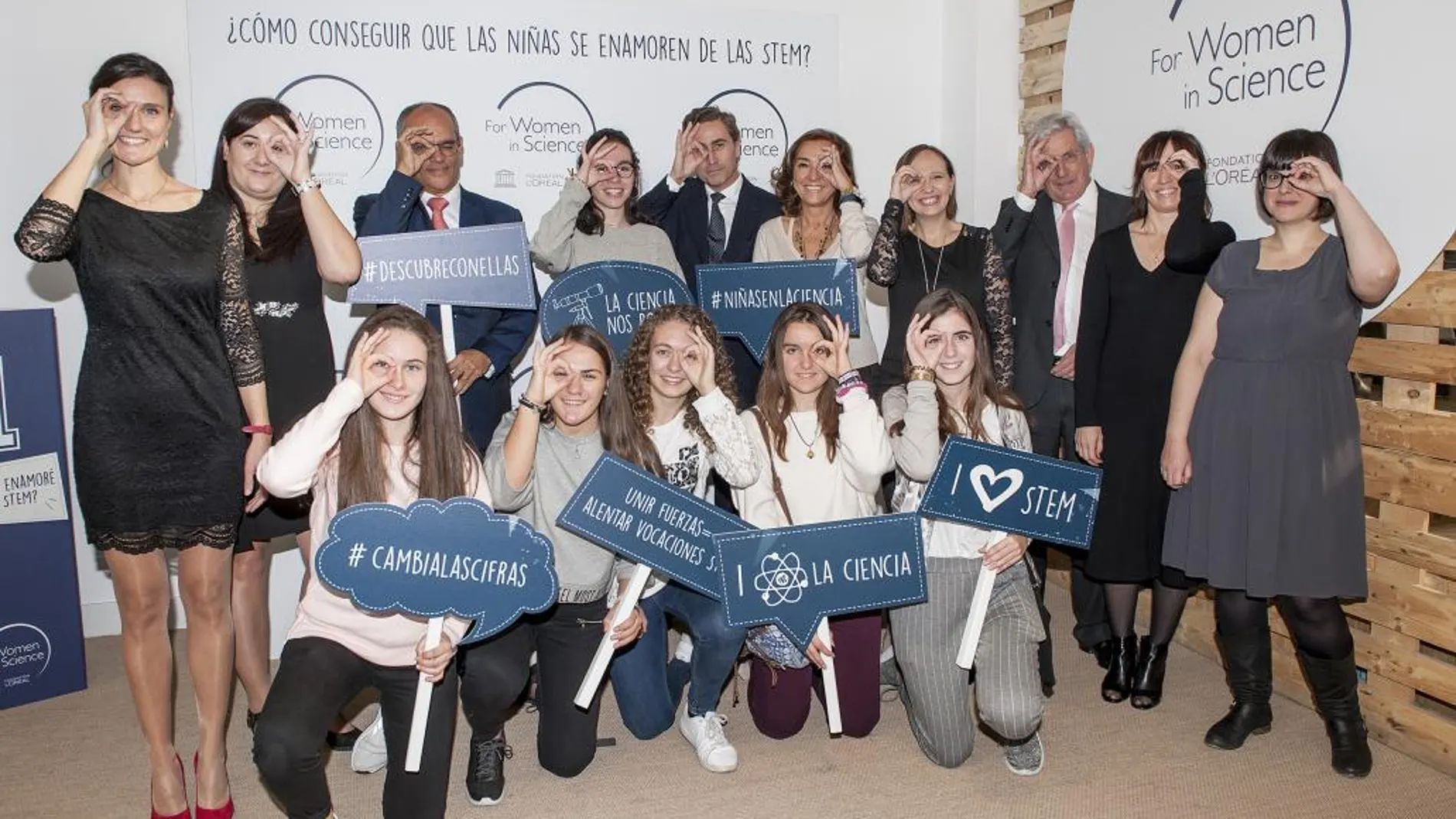 En la foto, participando en la campaña #Descubreconellas, Rafael van Grieken, consejero de Educación e Investigación de la Comunidad de Madrid; Juan Alonso de Lomas, presidente de L’Oréal España; Carmen Vela, secretaria de Estado de Investigación, Desarrollo e Innovación; Pedro M. Echenique, presidente del jurado de los premios L’Oréal-Unesco For Women in Science y presidente del Donostia International Physics Center; un grupo de niñas que acudieron al science dating y las cinco científicas premiadas: Prado Martín, Mariona Coll, Mariam Tórtola; Eva María Fernández y María García-Vergniory.