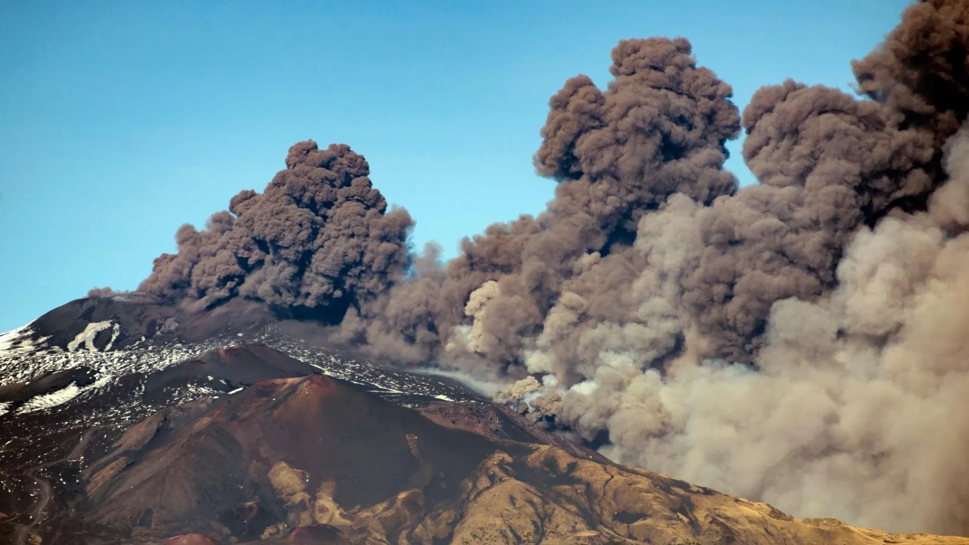 Una columna de huno se eleva sobre el Etna