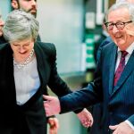 La "premier"Theresa May se reunió ayer en Bruselas con el presidente de la Comisión, Jean Claude Juncker