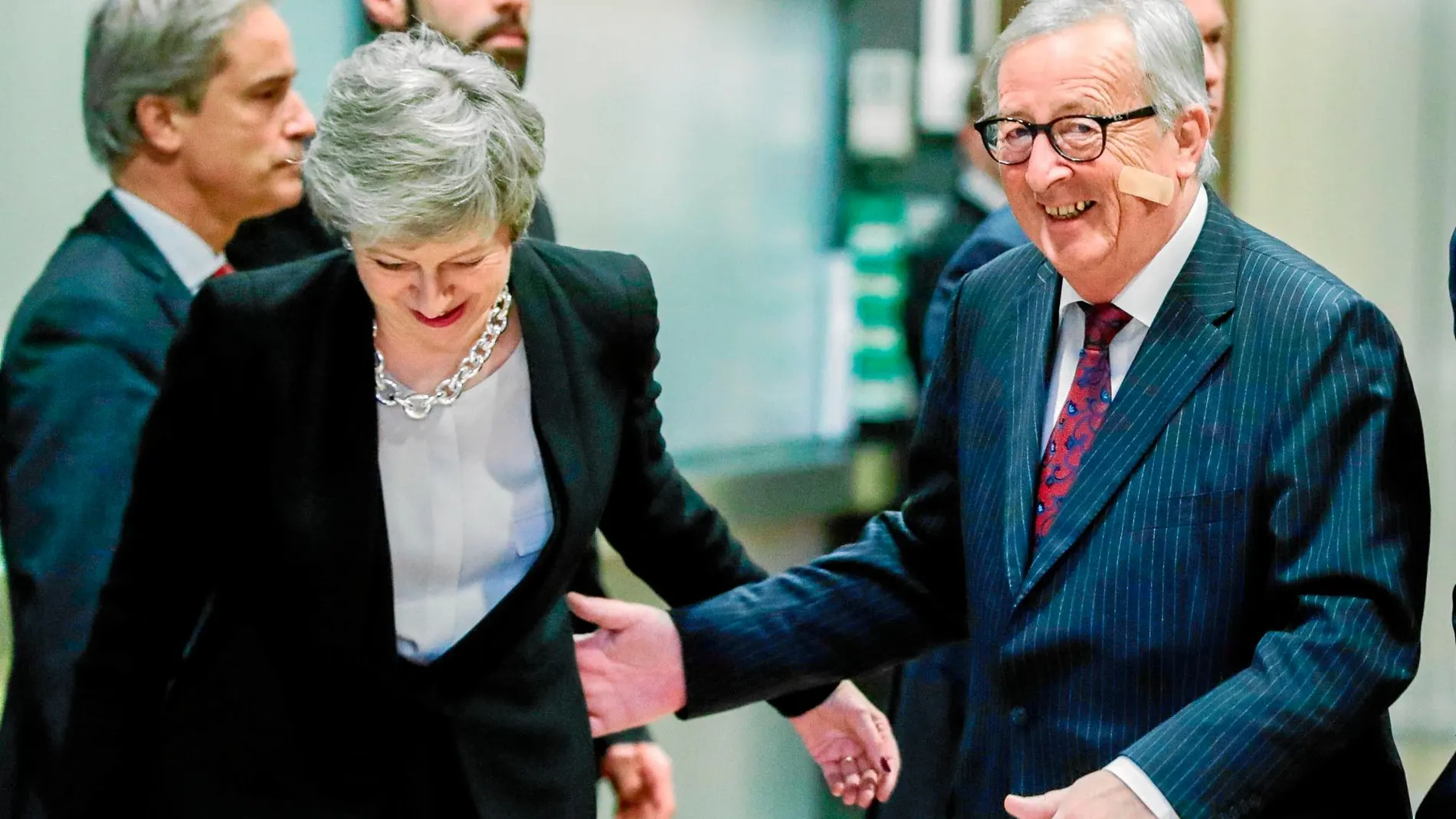 La "premier"Theresa May se reunió ayer en Bruselas con el presidente de la Comisión, Jean Claude Juncker