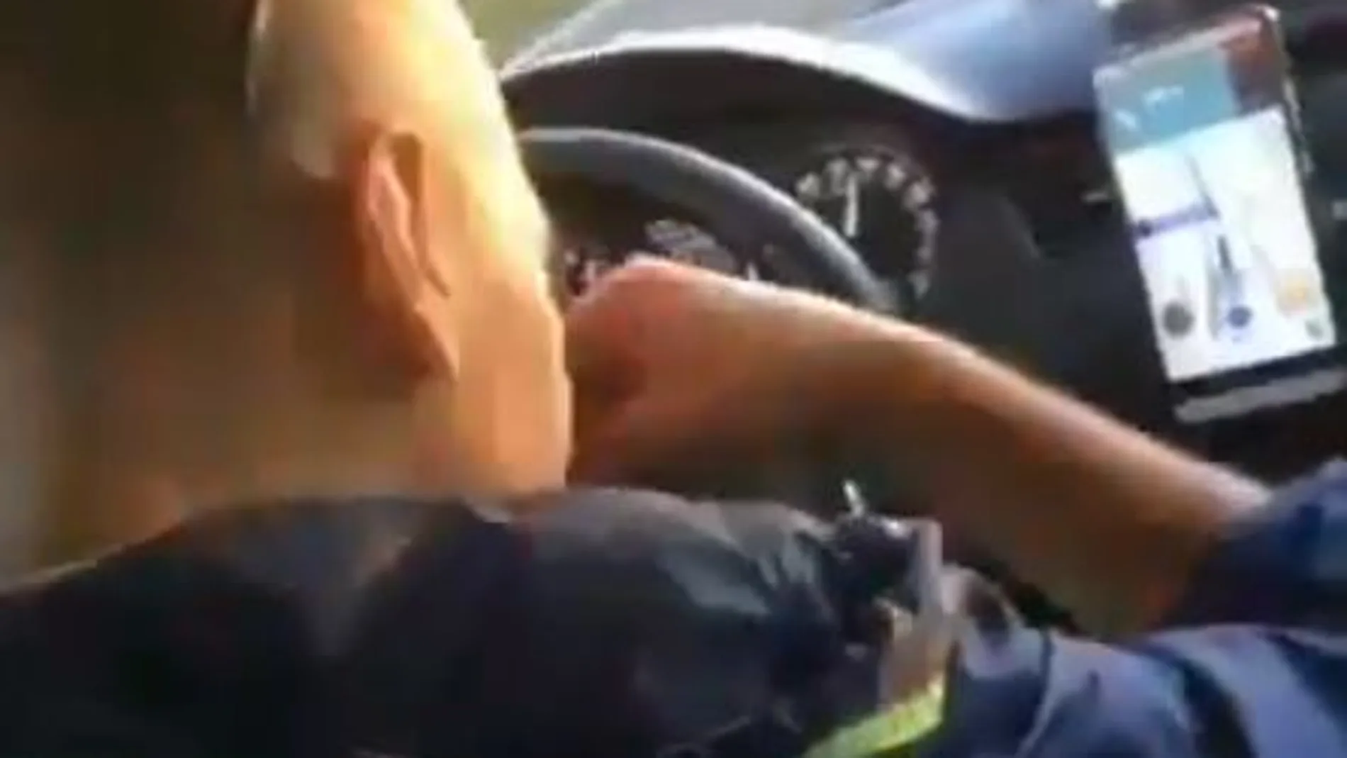 Investigan el vídeo de un taxista que esnifa coca mientras conduce