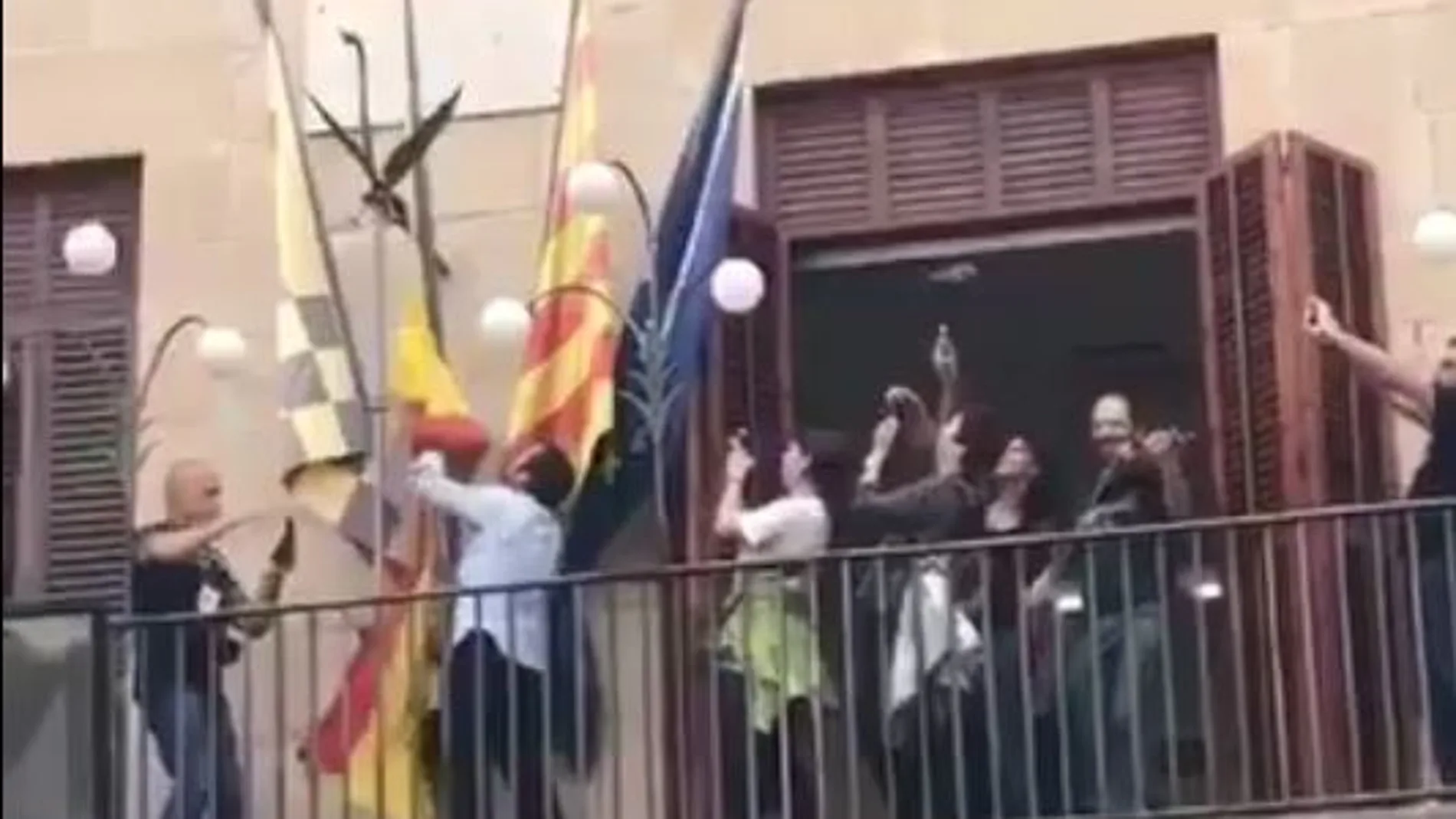 Arrancan la bandera de España de un ayuntamiento de Lérida