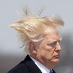 Donald Trump sufre los efectos del viento, en una imagen tomada el pasado mes de abril/Reuters