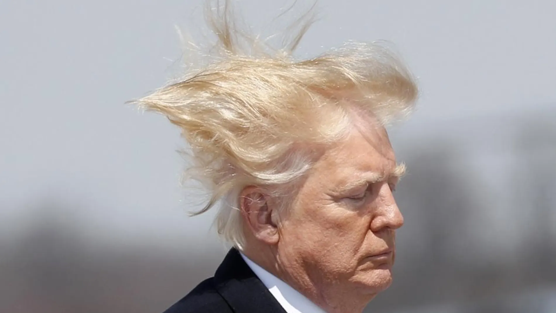 Donald Trump sufre los efectos del viento, en una imagen tomada el pasado mes de abril/Reuters