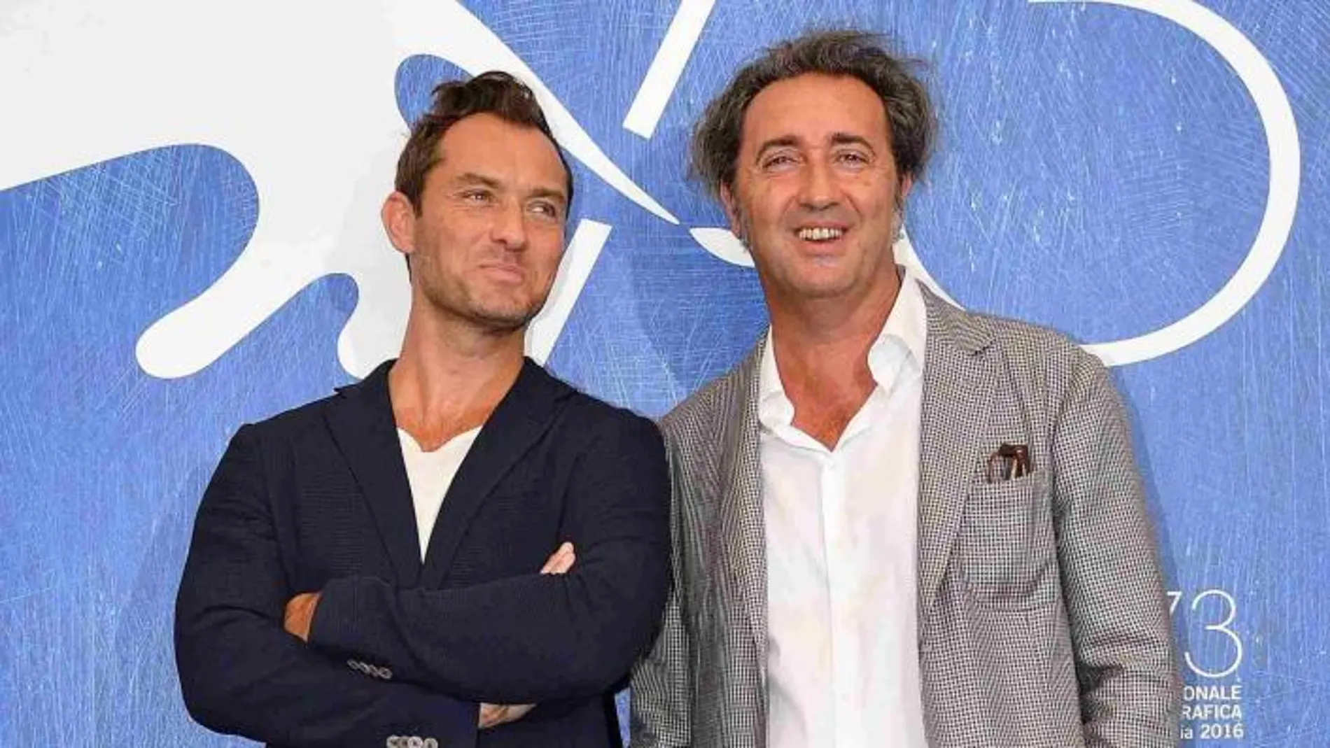 El director italiano Paolo Sorrentino y el actor británico Jude Law posan durante el photocall de 'The Young Pope' en el Festival de Venecia.