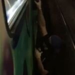 Uno de los encapuchados haciendo un graffiti.