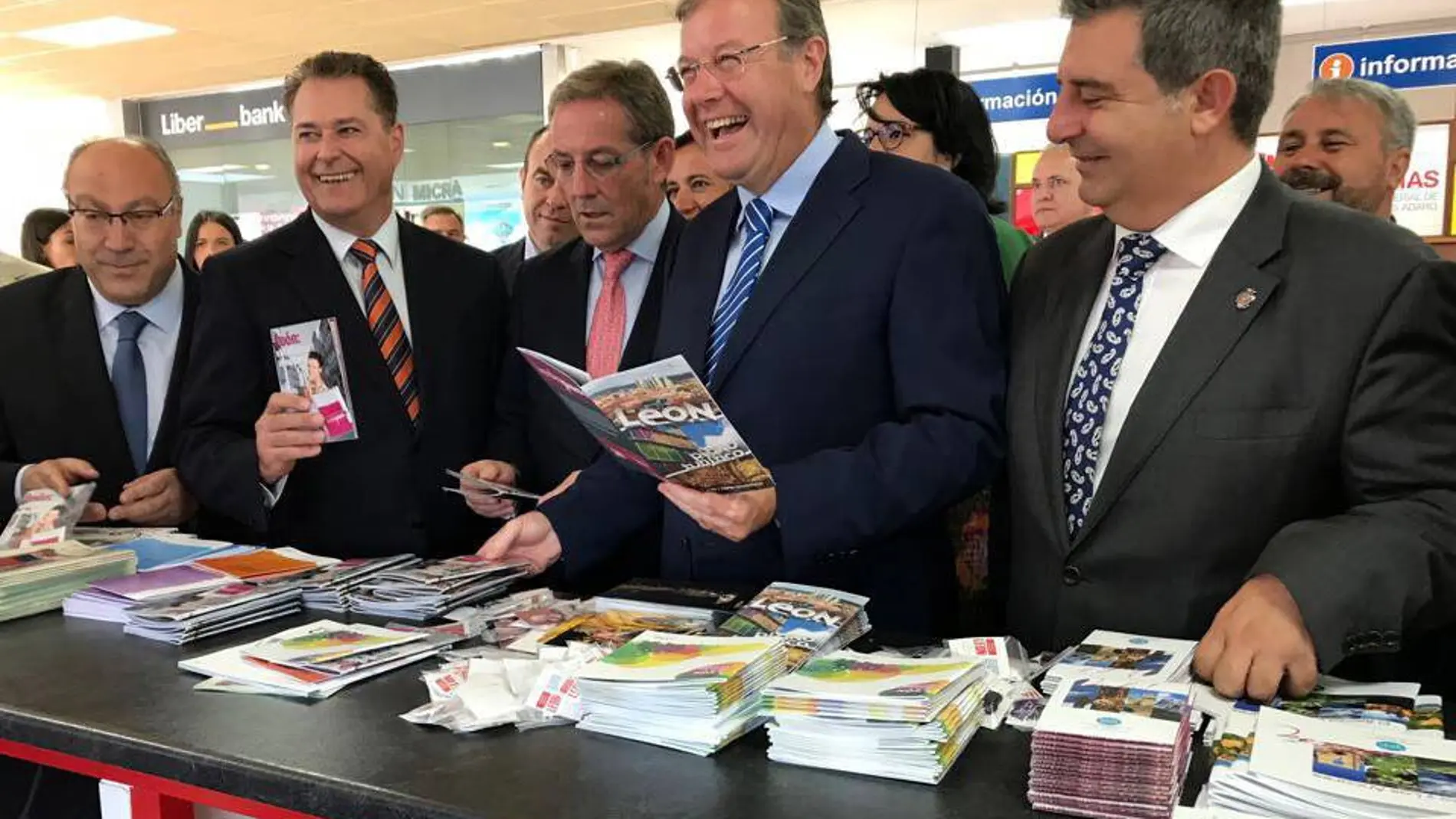 El alcalde de León, Antonio Silván, durante su visita a la Feria de Muestras de Asturias