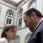 El vicepresidente de la Generalitat, Oriol Junqueras, conversa con la presidenta del Parlament, Carme Forcadell