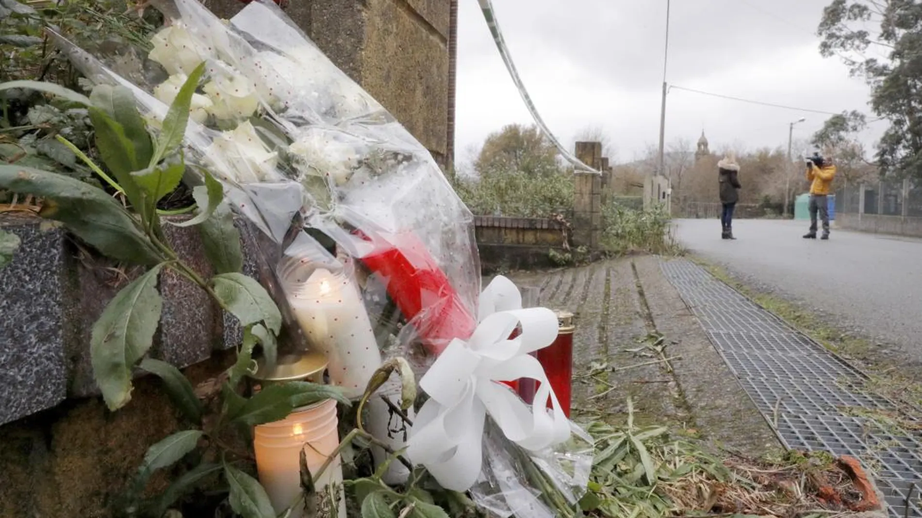 Flores y velas colocadas en la nave industrial de Asados, en Rianxo (a Coruña), donde fue hallado el cuerpo de Diana Quer