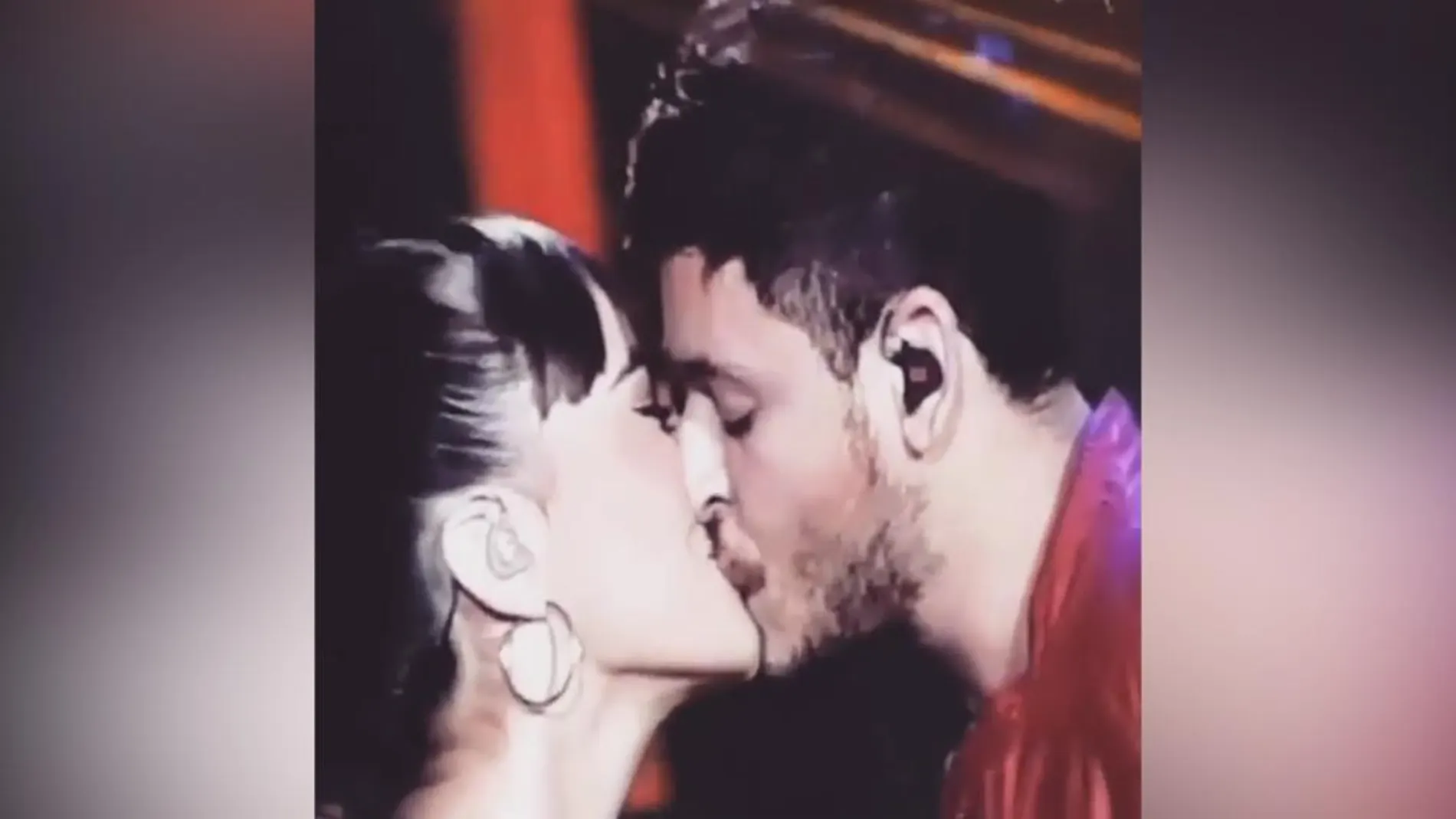 El romántico beso de Aitana y Cepeda / Foto y Vídeo: Ep