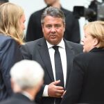 El vicecanciller Sigmar Gabriel (C), junto a Angela Merkel.