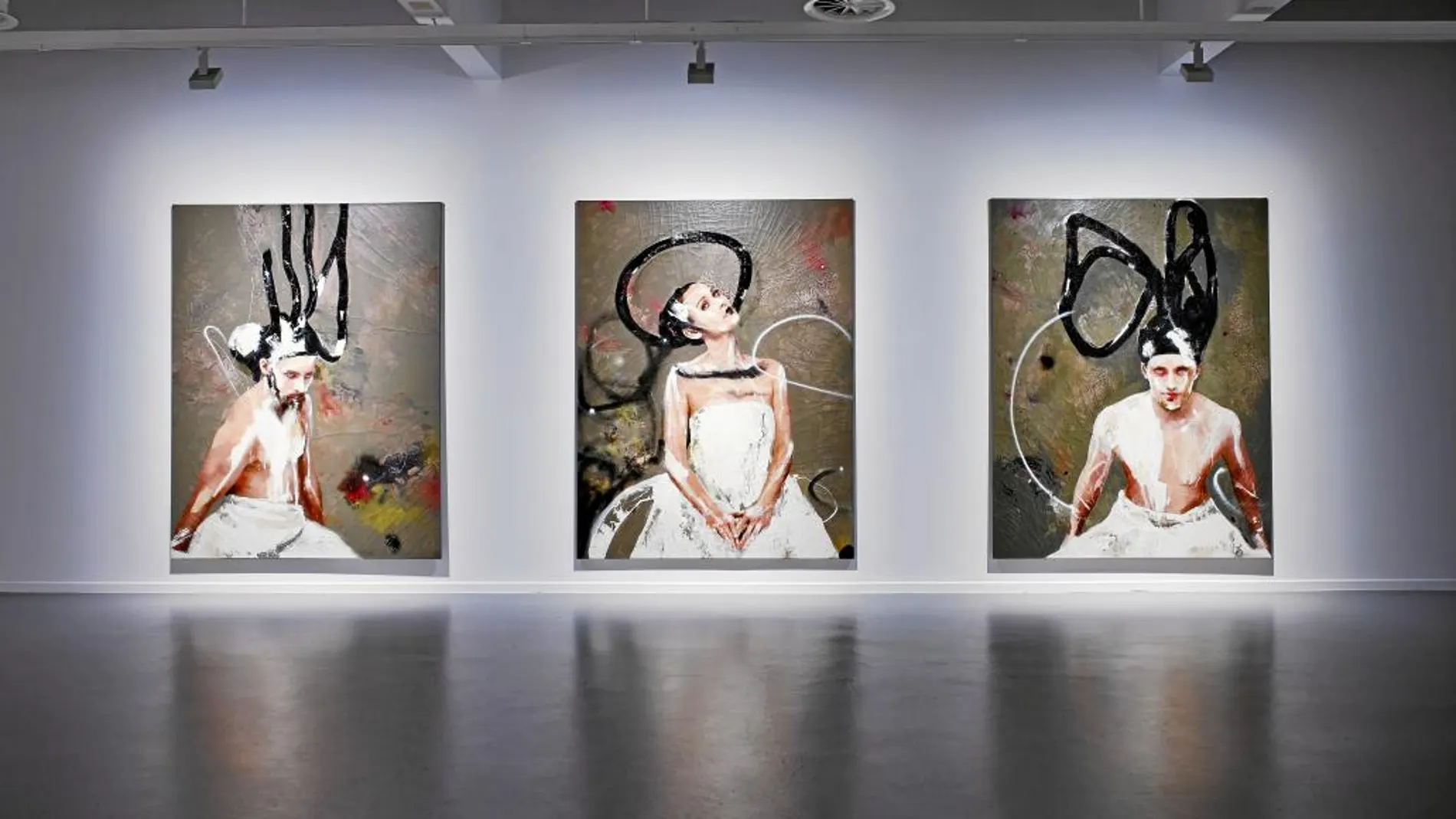 Tres de las inmensas obras de Lita Cabellut que actualmente se pueden ver en el Museo de Arte Contemporáneo Gas Natural Fenosa