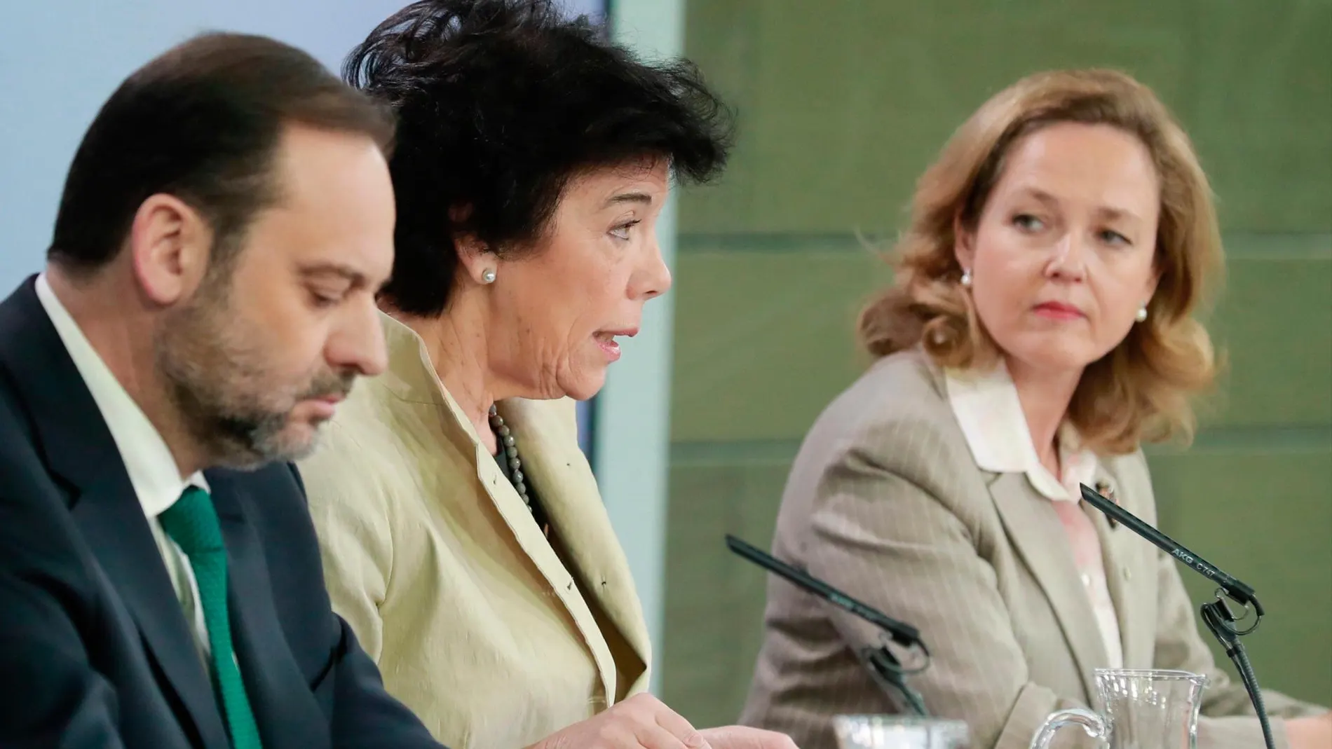 La ministra de Economía y Empresa, Nadia Calviño; la ministra de Educación y Formación Profesional, Isabel Celaá; y el ministro de Fomento, José Luis Ábalos, durante la rueda prensa tras la reunión del Consejo de Ministros