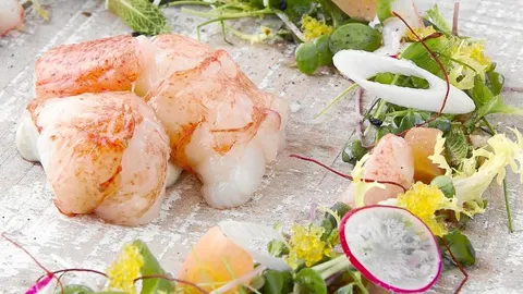 King Crab en ensalada de emulsión de huevas y citricos