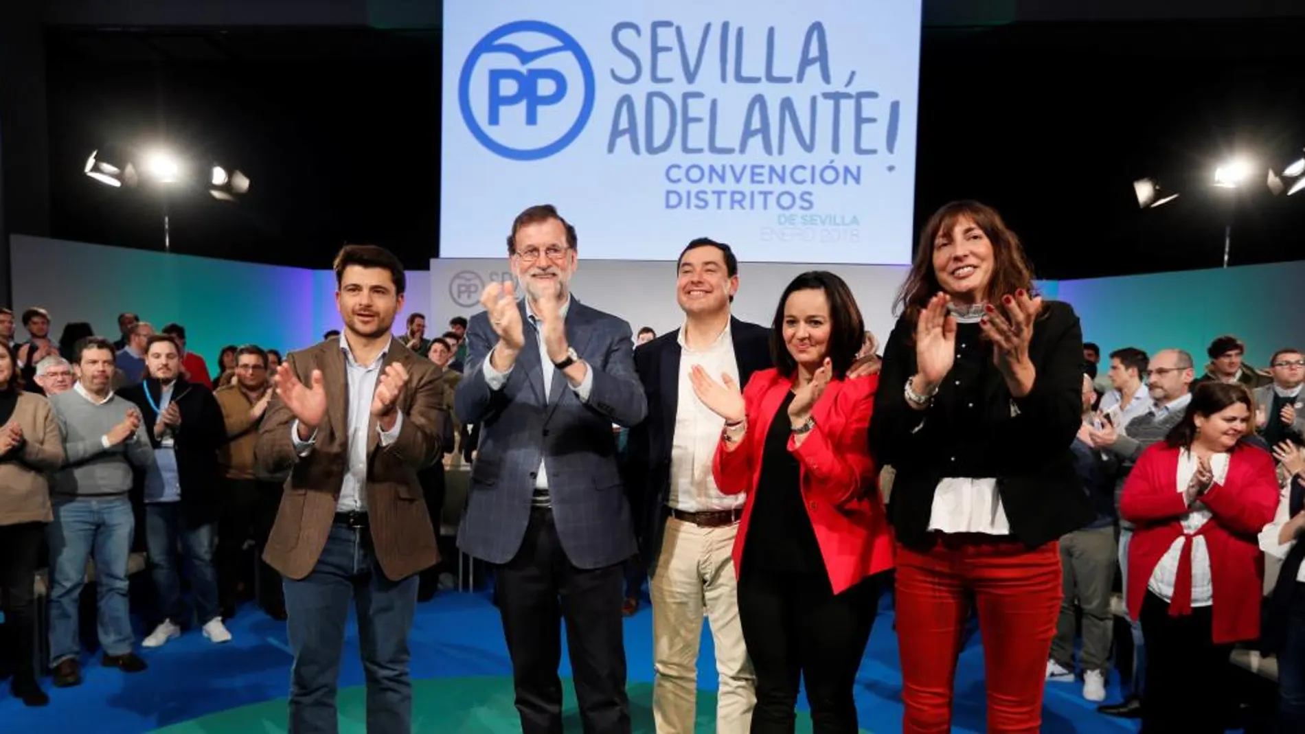 El presidente del Gobierno, Mariano Rajoy, junto a Beltrán Pérez, Juanma Moreno, Virginia Pérez y Dolores López, ayer en Sevilla