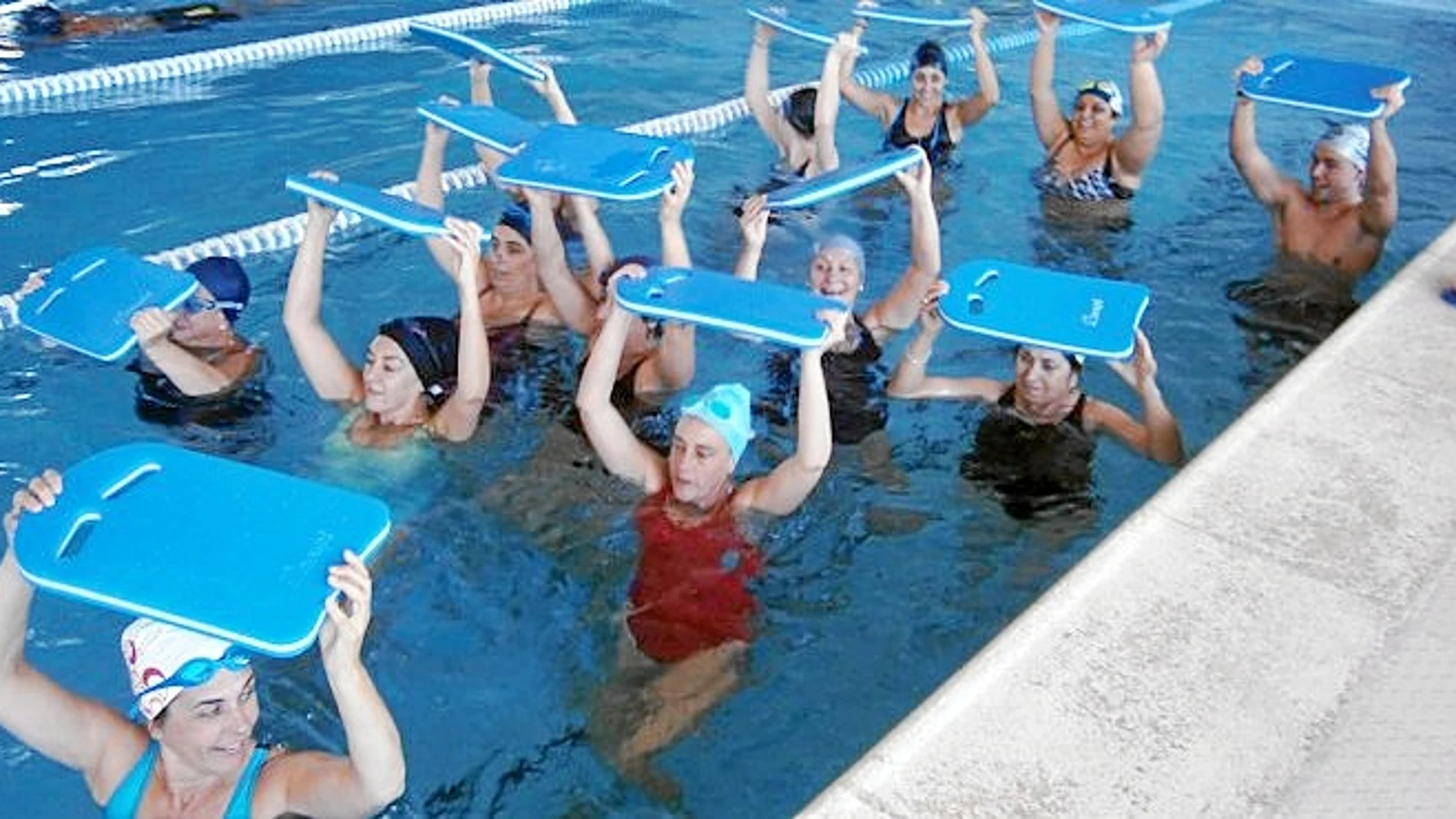 La entidad ofrece la posibilidad tanto de acudir al gimnasio como de realizar ejercicios en el agua