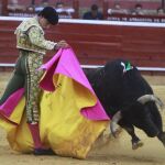 El diestro Roca Rey, durante la corrida de toros celebrada hoy en la Feria de Colombinas de Huelva