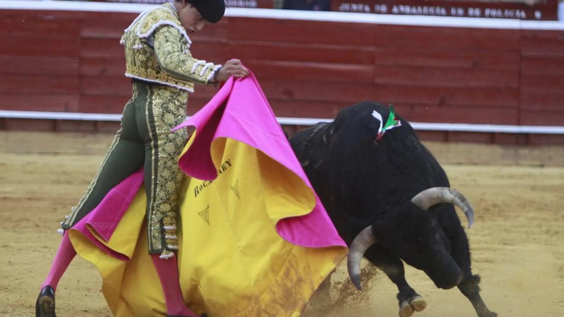 El diestro Roca Rey, durante la corrida de toros celebrada hoy en la Feria de Colombinas de Huelva