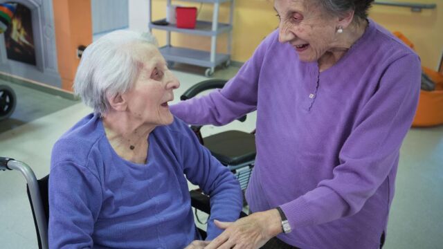 A la izda, María Gloria; a la dcha, su hija María