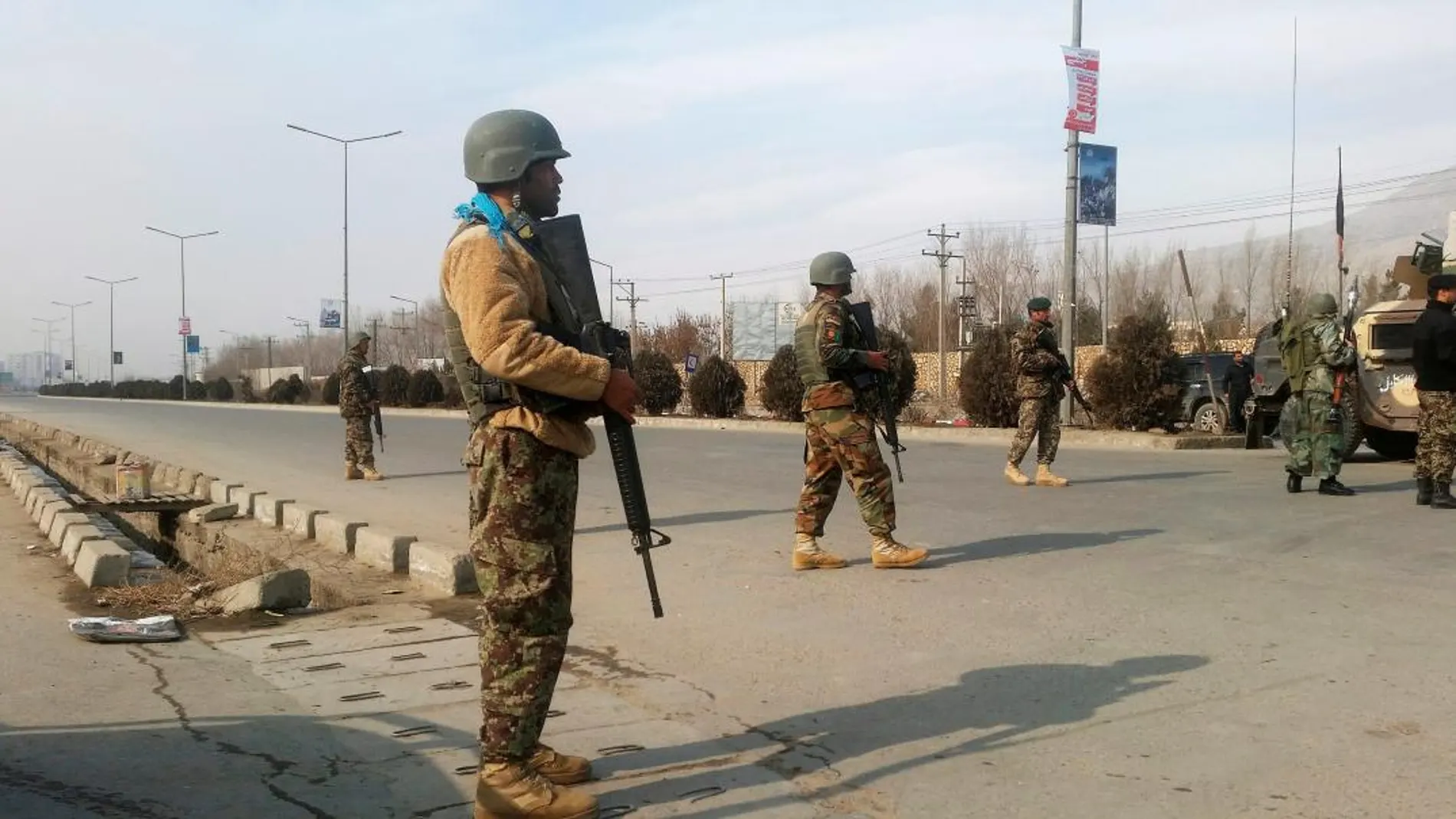 Fuerzas afganas de seguridad en el lugar del ataque en Kabul