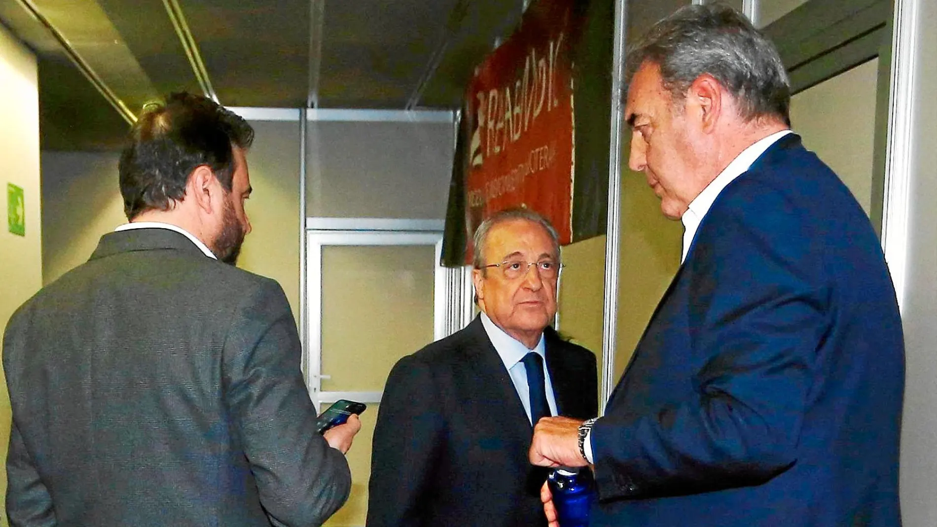 Florentino Pérez, José Ángel Sánchez y Juan Carlos Sánchez, en los pasillos del WiZink Center después de la final / Reuters