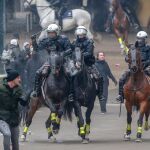 Policías a caballo reprimen la manifestación/Foto: Efe
