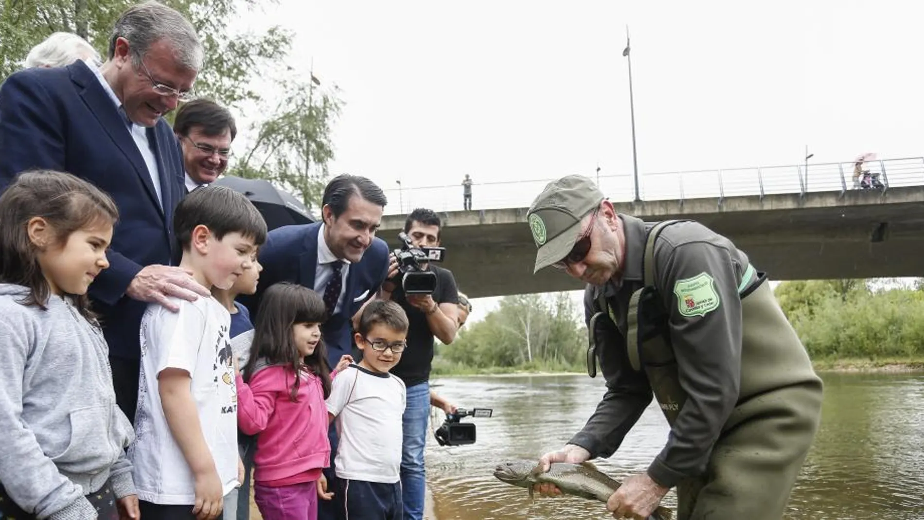 El consejero de Fomento y Medio Ambiente, Juan Carlos Suárez-Quiñones, presenta el Coto de Pesca de León junto al presidente de la Confederación Hidrográfica del Duero, Juan Ignacio Diego y el alcalde, Antonio Silván / Carlos S. Campillo/Ical