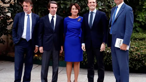 Aznar llama a unir el voto de centro derecha en Casado