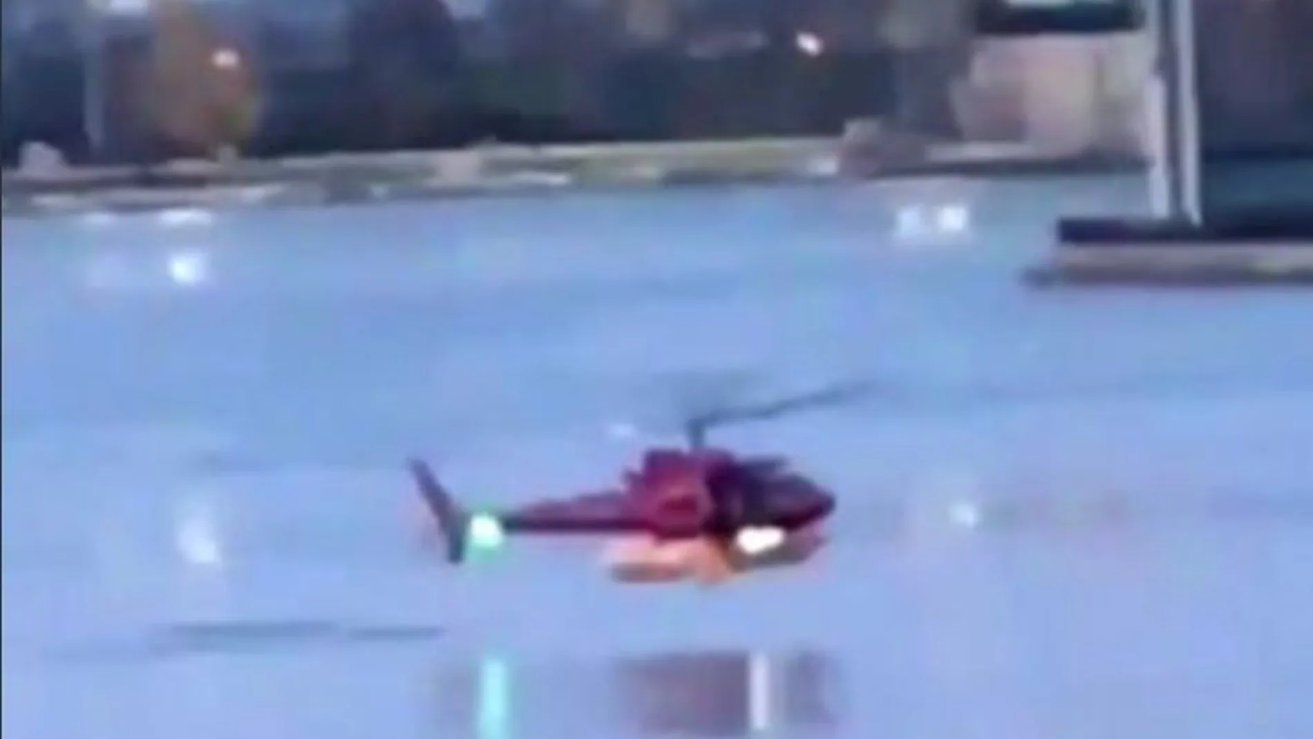 Captura de un vídeo con el momento en que un helicóptero se estrella en el East River de Nueva York