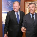 El alcalde de León, Antonio Silván, y el presidente de FELE, Javier Cepedano, antes de iniciar el coloquio con empresarios