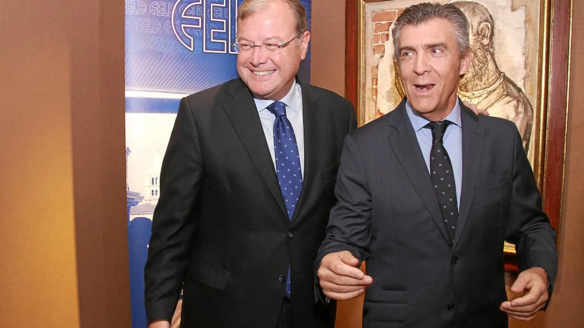 El alcalde de León, Antonio Silván, y el presidente de FELE, Javier Cepedano, antes de iniciar el coloquio con empresarios