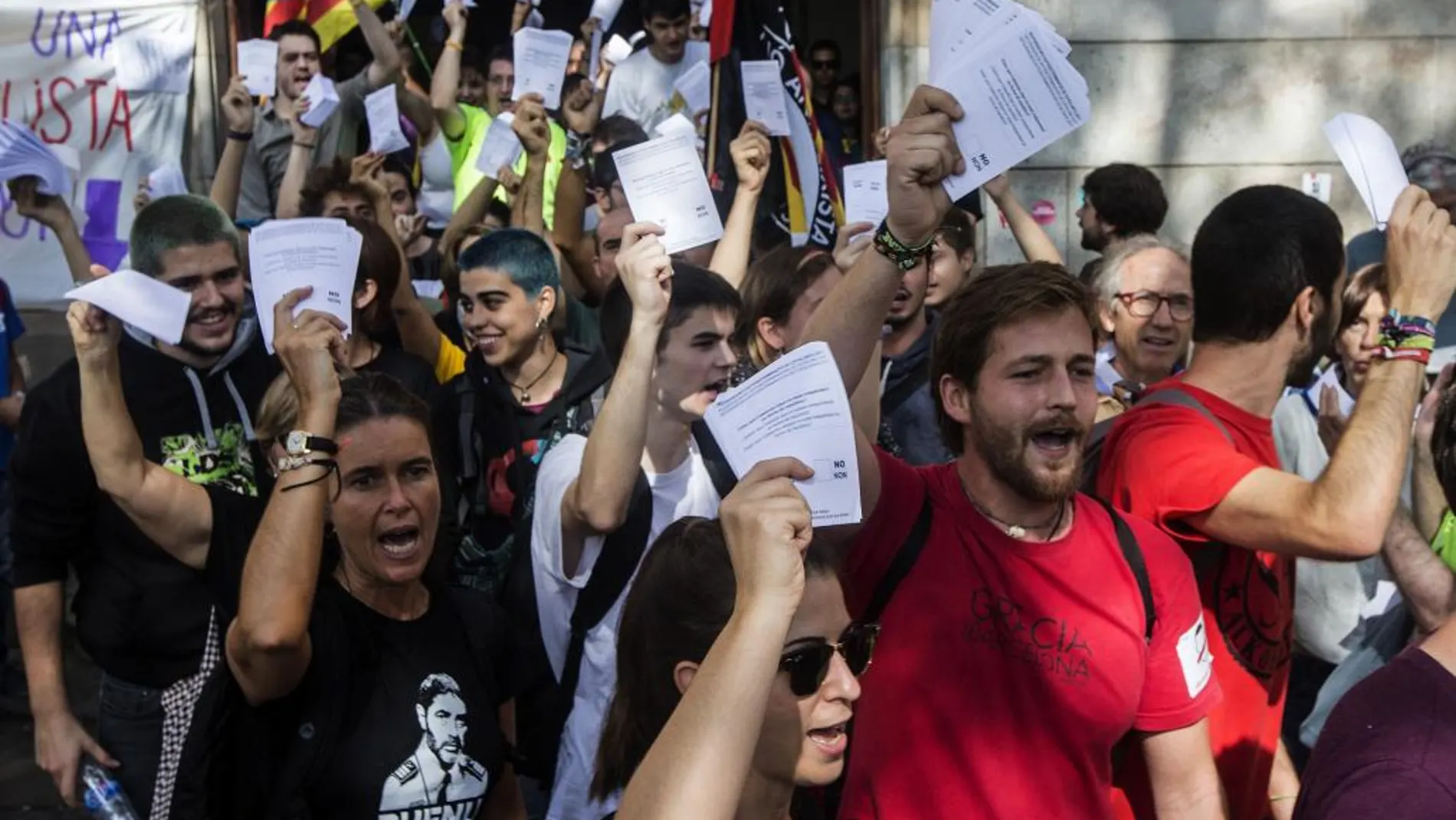 Estudiantes con papeletas del referéndum sobre la independencia de Cataluña para repartir durante un acto organizado por la Asamblea Nacional Catalana (ANC) y Òmnium Cultural en Barcelona bajo el lema "Maratón por la democracia".
