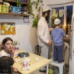 La familia Berko en su casa de Amona, un asentamiento judío en Cisjordania, coloca las velas de Hanukkah