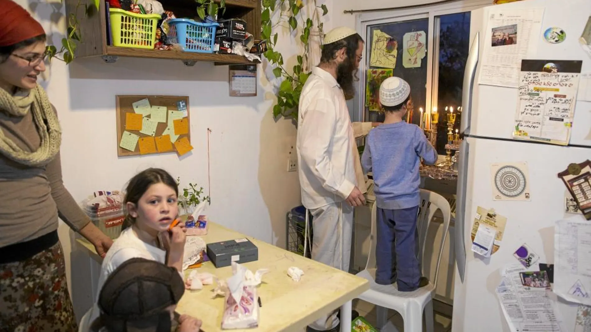 La familia Berko en su casa de Amona, un asentamiento judío en Cisjordania, coloca las velas de Hanukkah