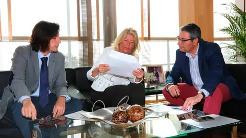 El presidente de la Diputación de Málaga, Francisco Salado, y la alcaldesa de Marbella, Ángeles Muñoz, durante la reunión / Foto: La Razón