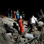 Las tareas de rescate se han concentrado durante toda la noche en una casa de dos pisos donde habían quedado atrapados un padre con sus tres hijos.