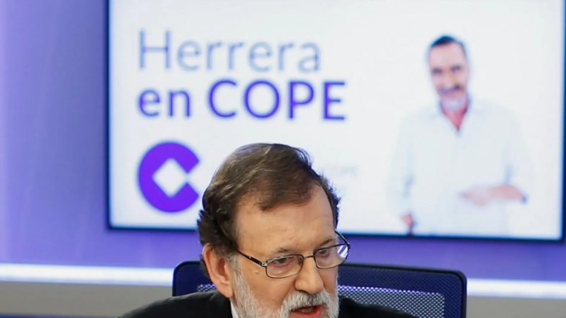 Fotografía facilitada por la Cadena COPE, del presidente del Gobierno, Mariano Rajoy, durante la entrevista que ha concedido esta mañana.