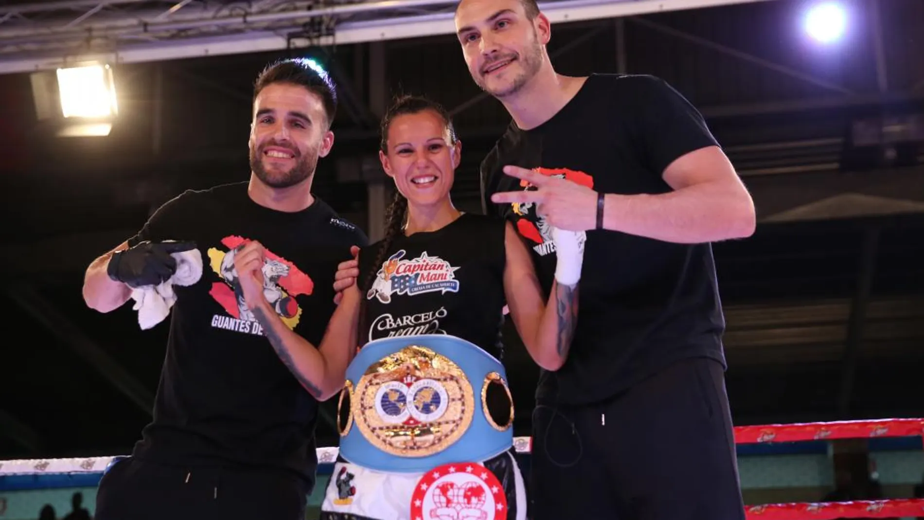 Joana Pastrana celebra su triunfo sobre Samson con el cinturón de campeona del mundo del peso mínimo / Foto: Rubén Mondelo