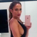 Jennifer López se hace un selfie al estilo «Kardahisan» con un escueto traje de baño