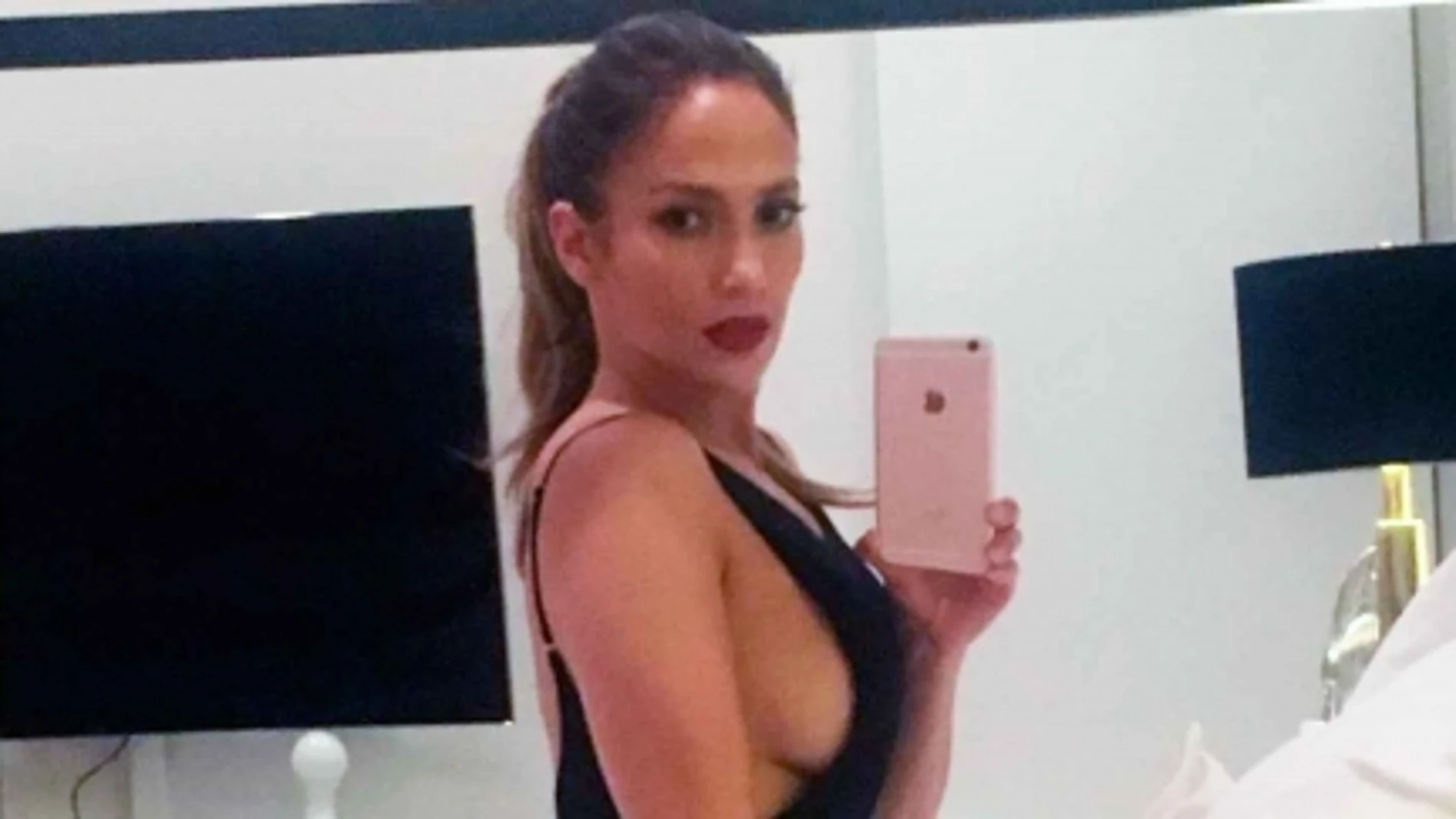 Jennifer López se hace un selfie al estilo «Kardahisan» con un escueto traje de baño