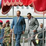El presidente de Eritrea, Isaias Afwerki (izquierda), recibido ayer por el primer ministro etíope, Abiy Ahmed, en el aeropuerto de Addis Abeba. «Estamos haciendo historia», declaró Afwerki