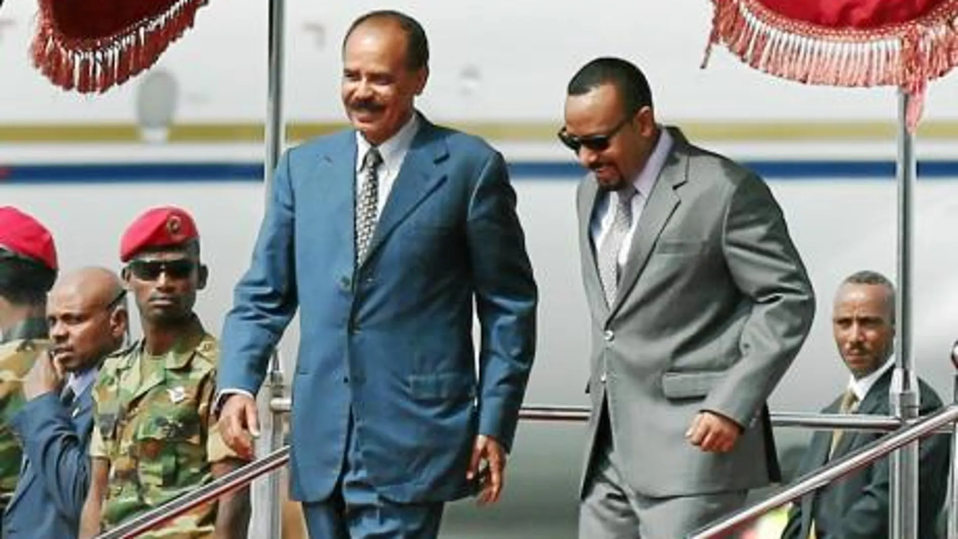 El presidente de Eritrea, Isaias Afwerki (izquierda), recibido ayer por el primer ministro etíope, Abiy Ahmed, en el aeropuerto de Addis Abeba. «Estamos haciendo historia», declaró Afwerki