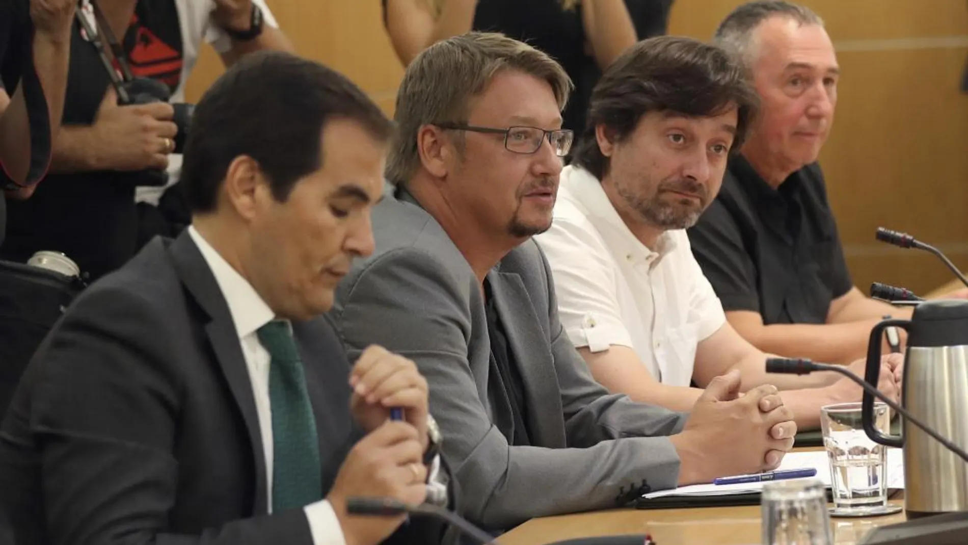El secretario de Estado de Seguridad, José Antonio Nieto (i), junto a Xavier Domènech (2i), de En Comú Podem; Rafa Mayoral (2d), de Podemos, y Joan Baldoví (d), de Compromís, durante la reunión del pacto antiyihadista.