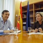 El portavoz parlamentario del PP, Rafael Hernando (i), y la diputada de Coalición Canaria (CC), Ana Oramas (d), durante la reunión del lunes 22 en el Congreso de los Diputados