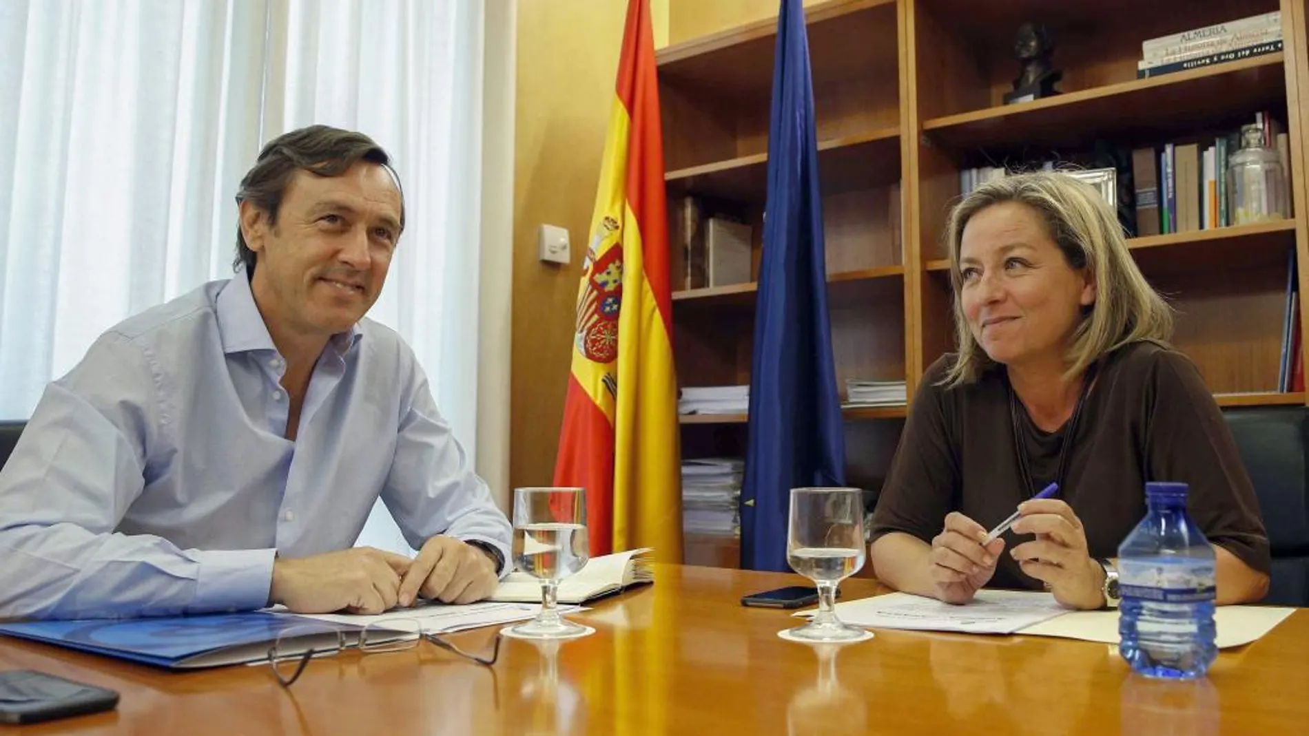 El portavoz parlamentario del PP, Rafael Hernando (i), y la diputada de Coalición Canaria (CC), Ana Oramas (d), durante la reunión del lunes 22 en el Congreso de los Diputados