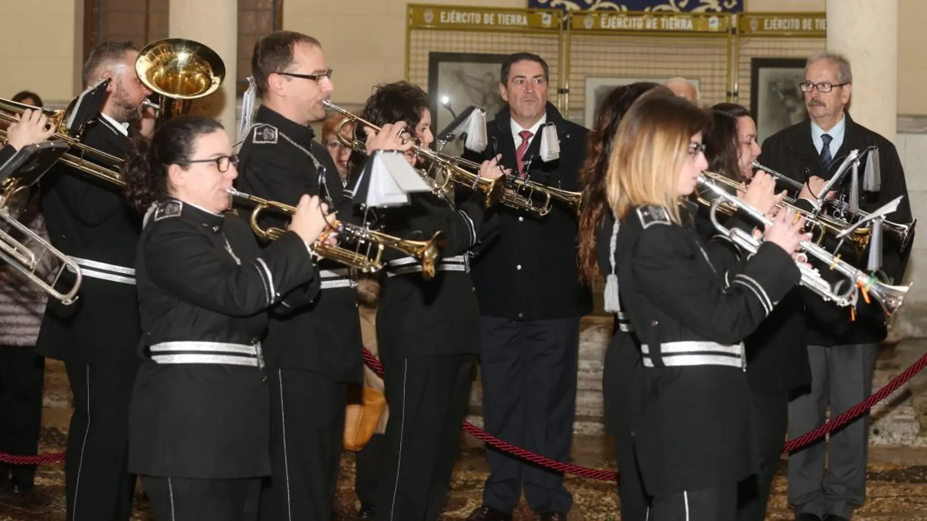 El general José Rivas Moriana preside el encuentro de bandas de Semana Santa en el Palacio Real