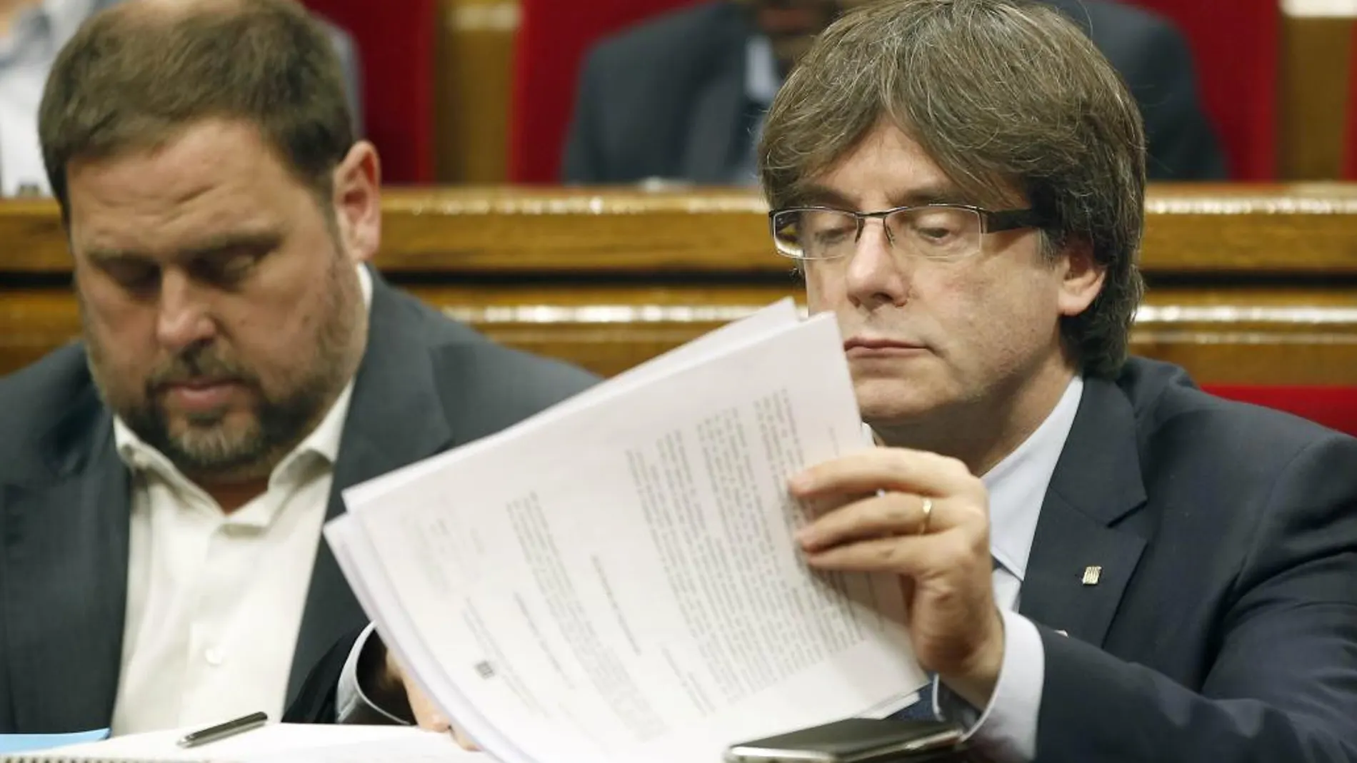 El presidente de la Generalitat de Cataluña, Carles Puigemont y el vicepresidente, Oriol Junqueras