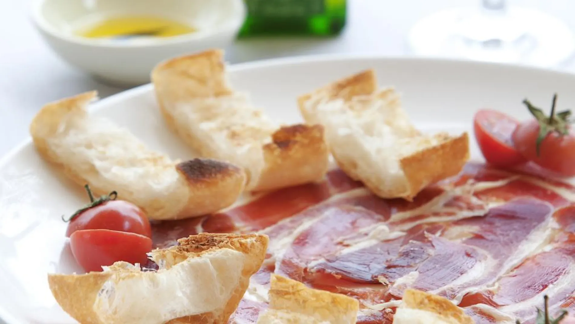 El pan tumaca con aceite de la zona es uno de los platos típicos de Cataluña